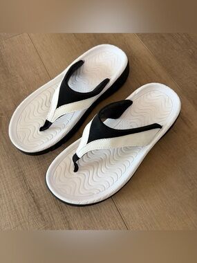 Sintetico Flip Flops Women‎ Size 9 Black & White Beach Pool Summer